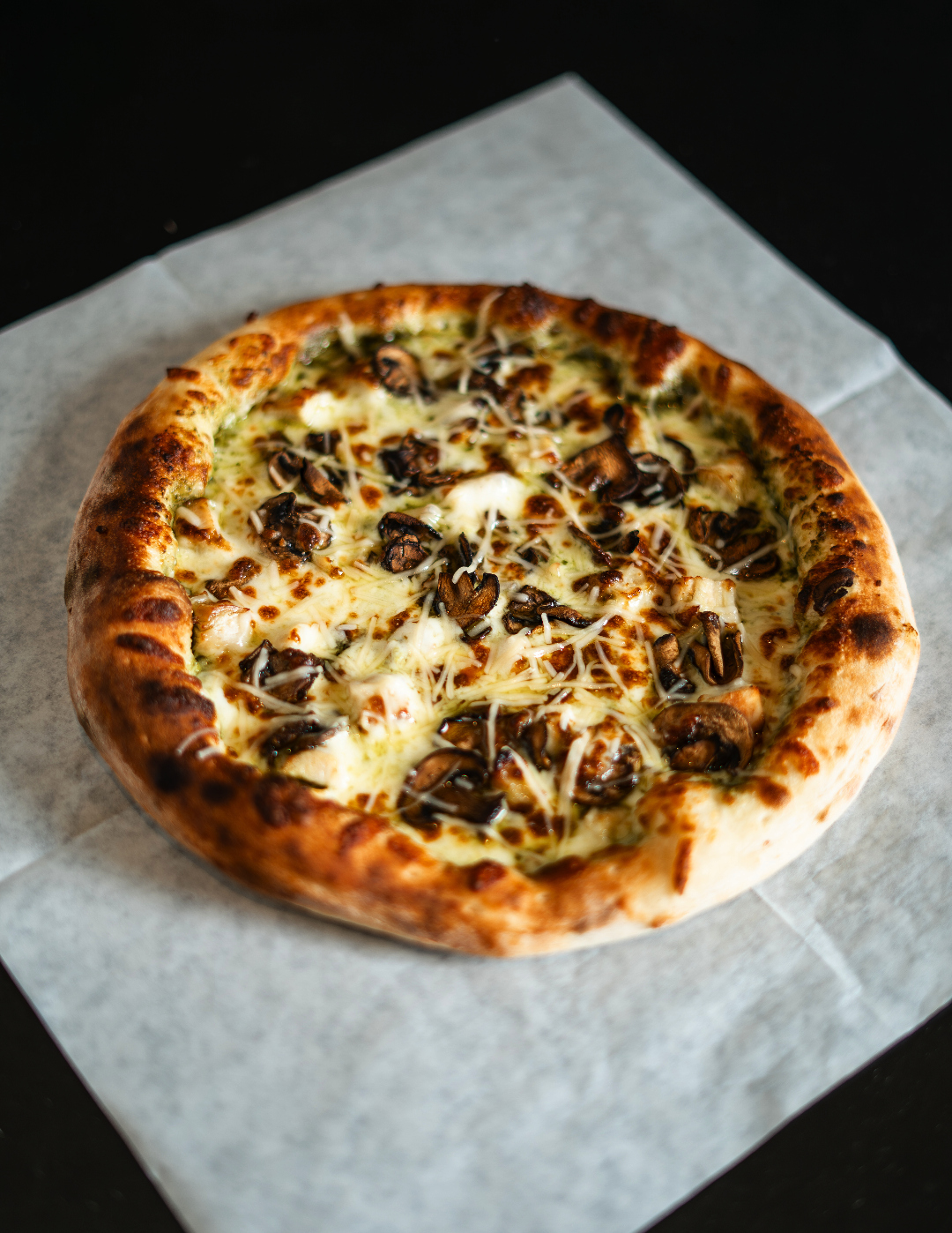 Pesto chicken pizza with mushrooms